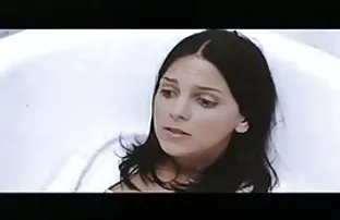 მასწავლებელი ფეხით ფეხი არის მძვინვარებს სკოლაში
